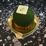 selections - 苔玉（850円）中央にパッションフルーツジュレと刻んだゆずの皮が忍ばされている。辻利抹茶を使ったクリームで包み、抹茶パウダーがかかっている。盆栽の苔玉に見立てたオトナ味のケーキ