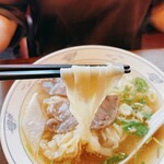 Sichuan Ranshu Ramen Gyuou Honjin Ekimae Ten - 平打ち麺（5番）のリフトです。きしめんに似てます。