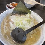 Nira Ichi - 塩ラーメン　無料のライス&漬物