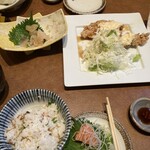 小阪 楽てん - じゃこご飯がとても美味しい。左上クラゲのコリコリ。大きめで食べ応えあり。