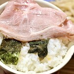 つけ麺 ささ木 - 海苔とレアチャーシューをご飯へ