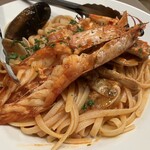 Pesce Piatto Enoki - 海の幸とトマトソースのリングイネ・ペスカトーレ