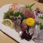 びんちょうや - 笑顔店主直伝の盛り刺し(10種類)　太刀魚、カンパチ、鯛、アジ、ウニ、マグロ、イクラ、タコ、シメサバです。