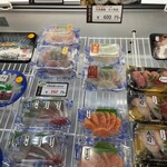 魚匠ふくます - 店内の冷蔵ショーケース