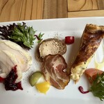 Bistro Le Chemin - ランチコースの前菜　右の春菊のキッシュはいい感じで、とても好み！真ん中の鳥レバーも、ワインが欲しくなる美味しさ！左の鶏ハムのソースが素晴らしい！