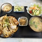 清武 - 料理写真:カツ丼単品で頼んだのにこの小鉢と味噌汁と漬物とお野菜！大満足です！