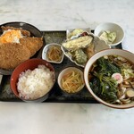 清武 - うどん定食、左上のフライは日替わりです！うどん定食になると天ぷらがついてきます！ご飯麺ともに普通盛りで麺は2玉入っています*゜