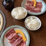 Yakiniku Miyama - 手前 冷やし坦々麺焼肉セットの焼肉とライス                      奥     ランチ焼肉セットの焼肉とライス