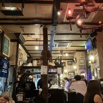 The Mermaid - 店内カウンターを望む。注文は全て都度都度カウンターで注文して清算する、イングリッシュスタイル。