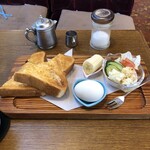 ぶどうの樹 - 料理写真:モーニング、650円。たっぷりのマーガリン。