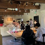 雨ノ日と雪ノ日 - 店内　あっという間に満席＋並んでる‼️