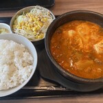 karubidontosundwubusenmonten kandon Okayama Takayanagi Ten - 牛すじ肉スン豆腐定食2辛(生卵追加)＋サラダ