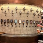 YONA YONA BEER WORKS Kichijoji Ten - 店内にはビアタップがズラリ！