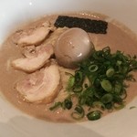 うどん酒房 ちから - 鶏白湯ラーメンの具はチャーシュー３枚、味玉、メンマ、海苔、青ねぎと６００円という値段の割りには豪華です！