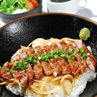 ◆さぁ、ランチだ◆リブロースステーキ丼（950円）