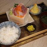 Minato Shokudo Tototo - 刺身定食（刺身盛り、小鉢2個、漬物、味噌汁）