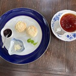 ACANTHUS - スコーンと紅茶で1500円。え？高い？カルピスバターは高いのだ。マダムもお話付き。それがいい。