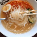 ぴょんぴょん舎 オンマーキッチン - 盛岡冷麺　605円　麺アップ