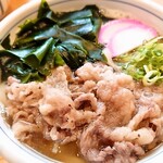 与喜饂飩 - 肉うどん、わかめトッピング