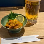 シハチ鮮魚店  - サッポロクラシック生＋根室産 ホヤ酢