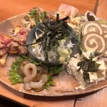 Hakata Yasai Makikushi-ya Nejikemon Ebisubettei - 前菜盛り合わせ 7種2人前1980円
                      馬トロたるたるユッケ、スモーキーポテサラ、自家製そぼろチーズ、原口商店の柚子いか明太、いぶりがっこクリームチーズ、胡麻カンパチ、砂肝えんがわ葱まみれ