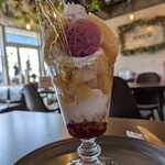 DINING&CAFE HOKKORI - 丸ごと桃パフェ