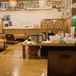 ふじはる - 店内イメージ：前の卓上にカレーや飲料などがあります