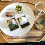 Onigily Cafe - おにぎり朝食セット 550円＋味噌汁セット 110円＋唐揚げ 137円