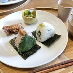 Onigily Cafe - おにぎり朝食セット 550円＋味噌汁セット 110円＋唐揚げ 137円