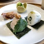 Onigily Cafe - おにぎり朝食セット 550円＋味噌汁セット 110円＋唐揚げ 137円