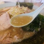 Ramen Shop Fukayagawa Honten - 背脂舞う豚骨醤油スープ