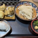 Honkaku Teuchi Udon Menmusubi - ざる　温泉玉子天　舞茸天　シーチキンおむすび