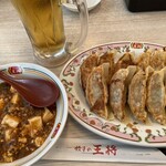 Gyoza no Osho Chikushino Ten - 麻婆豆腐(ジャストサイズ)＝359円
                      餃子(6ヶ) 319円×2 生ビール＝319円