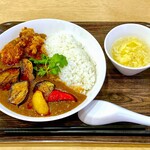 Chinese Kitchen 由里 - 唐揚げと茄子入り四川風夏カレー