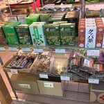 山のおちゃやさん - もちろんお茶屋さんですから 沢山の茶葉が