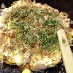 Kaminari - 全部入りお好み「かみなり焼(1,370円)」が焼き上がりました。写真はヘラが邪魔してる上にソース塗り忘れてますが(笑)。自家製マヨにニンニクがっつり。濃厚な味わいはもちろん、ふっくら生地にしみじみ満足〜♪