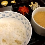 Korean Hai Fujisawa Ten - ご飯はお代わり無料。味噌汁は玉ねぎとお豆腐だったけなΣ(・∀・；)玉ねぎがクタクタに煮込まれていて美味しかったです♪