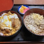 やぶ藤 - カツ丼かさね、提供時は重ねてはいない