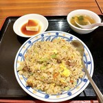 Chuka Izakaya Ryori Gyozaya - チャーシュー炒飯セット 漬物、冷奴、スープ付き