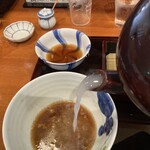 Kisetsu Ryori Teuchi Soba Yoshida - 室町砂場の蕎麦つゆは薄めらしいが よし田さんは濃いめで有るのが特徴でもあり、 蕎麦を食べ切った後も蕎麦湯で希釈して味わうと かき揚げの旨みが残っていて最後まで美味しく飲み切ってしまう。