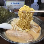 らーめん一蔵 - 味噌ラーメンには欠かせない中太麺