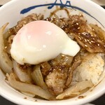 松屋 - 無料半熟玉子付き【スタミナ豚バラ炒め丼】。