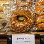 PECK Shinjukuku Takashimaya Ten - トマトのカレーパン