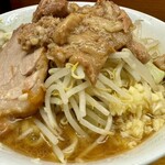 Ramen Jiro Tachikawa Ten - 少なめ　麺少なめ豚1枚　にんにく少し、アブラ　iPhone15 Pro 超広角カメラ