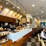 カフェ・ド・クリエ - 暖色系で落ち着いた店内。流れるのはアルトサックス奏者Lee Konitzのジャズ。ゆったりとくつろげます。