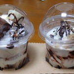 MONT cafe - 左チョコバナナケーキ650円税込、右チョコレートナッツ600円(税込)、台座28円(税抜き)