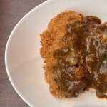 うふふ - 料理写真:三元豚のロースカツカレー1210円　　　　　　　　　　　　　　　写真は＋220円で大盛りです！つまり1430円　左
