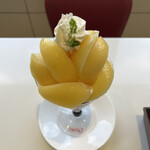 Takano Fruit Parlour Ikebukuro Tobu Ten - 岡山県産桃のパフェ２３１０円。甘さ、ジューシーさ、歯触りも良き岡山県産桃を、比較的リーズナブルなお値段で、存分に楽しめます♩