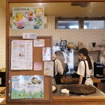 モココ クレープ  - 店内の雰囲気…スタッフさん3人でした♪