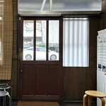 Ramen Yo - 水：カウンター
      ティシュー：カウンター
      ゴミ箱：なし
      トイレ：店内奥の右側
      味変ツール：高菜、にんにく醤油、胡椒、塩